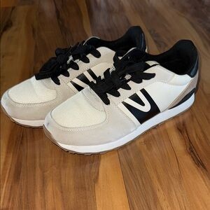 Ladies Tretorn Loyola Sneaker size 7
